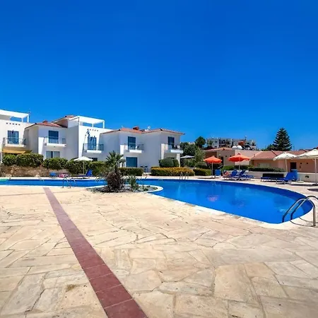 Lia's Gardens Apartment *