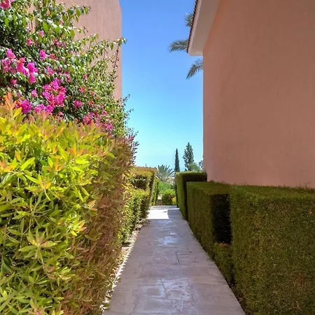 Lia's Gardens Apartment
